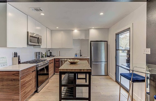 MLK Casa | Chic Stay for 8, Mins to 6th St & Downtown!
