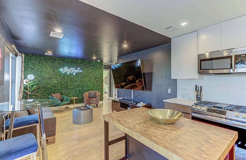 MLK Casa | Chic Stay for 8, Mins to 6th St & Downtown!