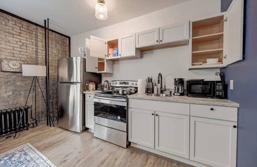 Lower East Side Apartamento | Contemporary Studio Apartment in McKinley Beach and Brady St East