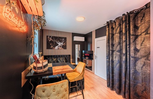 Drusenheim Apartamento | Chic Studio Black & Gold | Business & Romantic Stay | Netflix, - Near Strasbourg
