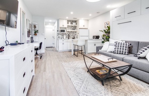 Wesley Chapel Condominio | Chic Studio Condo w/ Murphy Bed | Desk | Kitchenette & Golf Views – Perfect for Work & Relaxation!