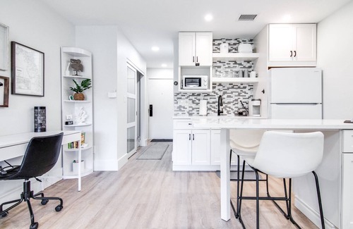 Wesley Chapel Condominio | Chic Studio Condo w/ Murphy Bed | Desk | Kitchenette & Golf Views – Perfect for Work & Relaxation!