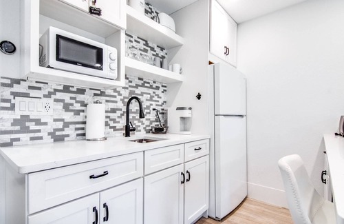 Wesley Chapel Condominio | Chic Studio Condo w/ Murphy Bed | Desk | Kitchenette & Golf Views – Perfect for Work & Relaxation!