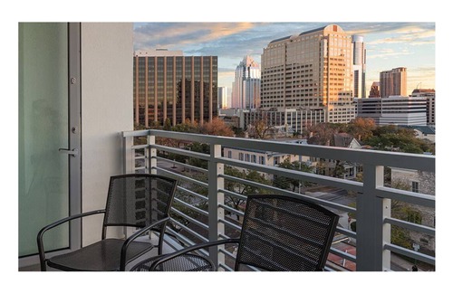 Civic District Apartamento | Chic Studio Deluxe Hotel Suite in the Heart of Austin