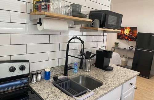 Ybor City Apartamento | Chic Studio Flat in Tampa's Vibrant Cigar City