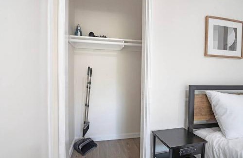 The Flats Apartamento | Chic Studio Near Laugh Factory