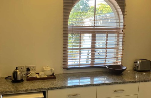 Harare Apartamento | Chic Studio Nestled in Lovely Garden and Pool-2254