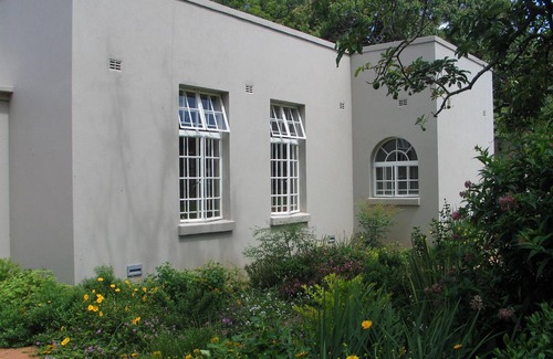 Harare Apartamento | Chic Studio Nestled in Lovely Garden and Pool-2254
