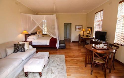 Harare Apartamento | Chic studio nestled in lovely garden and pool-2254