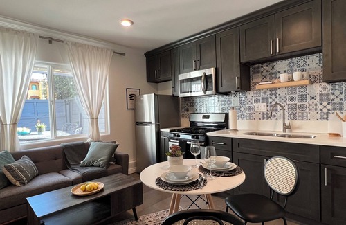 Mid-Wilshire Casa | Chic Studio + Outdoor Dinning in the Heart of LA