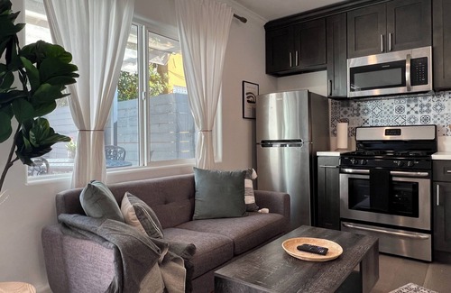 Mid-Wilshire Casa | Chic Studio + Outdoor Dinning in the Heart of LA