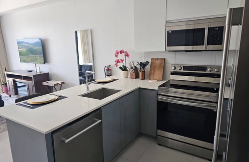 Mandeville Condominio | Chic Studio Retreat w/ King Bed, Fireplace + Pool