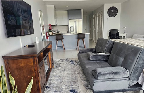 Mandeville Condominio | Chic Studio Retreat w/ King Bed, Fireplace + Pool