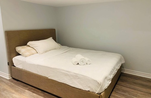 Wexford - Maryvale Apartamento | Chic Studio Steps from Subway and Main St Shops