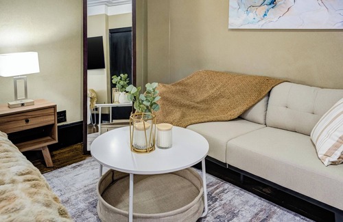 Central New York City Apartamento | Chic Studio Steps from Times Square, Historic Building with Modern Amenities