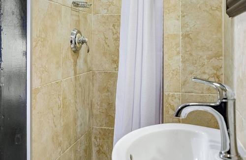Central New York City Apartamento | Chic Studio Steps from Times Square, Historic Building with Modern Amenities