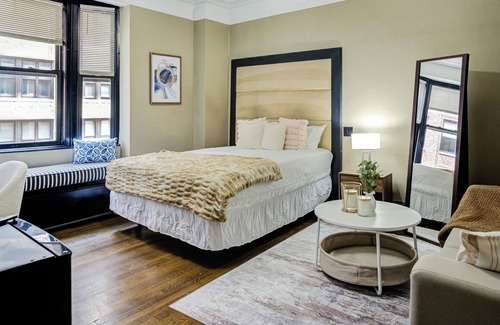 Central New York City Apartamento | Chic Studio Steps from Times Square, Historic Building with Modern Amenities