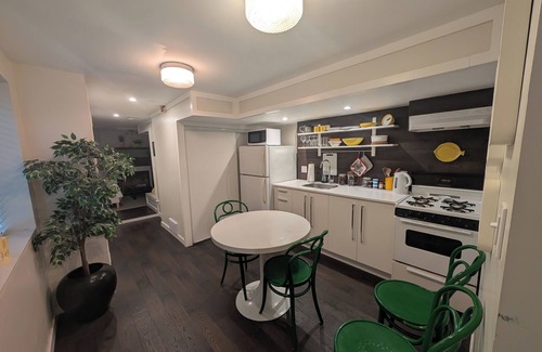 Riley Park Apartamento | Chic Studio suite on Main St.: Explore Vancouver's vibrant culture & cuisine!