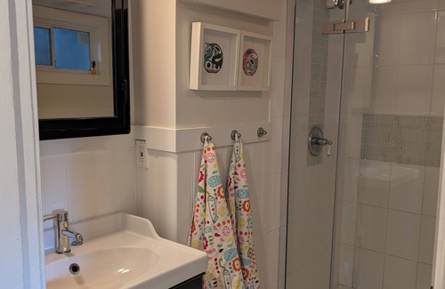 Riley Park Apartamento | Chic Studio suite on Main St.: Explore Vancouver's vibrant culture & cuisine!