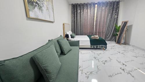Al Hamra Village Apartamento | Chic studio W10