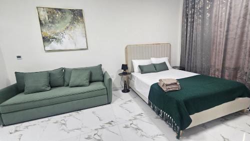 Al Hamra Village Apartamento | Chic studio W10