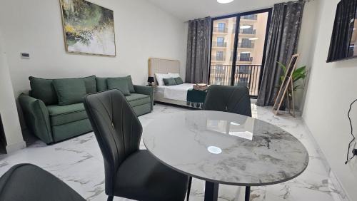 Al Hamra Village Apartamento | Chic studio W10