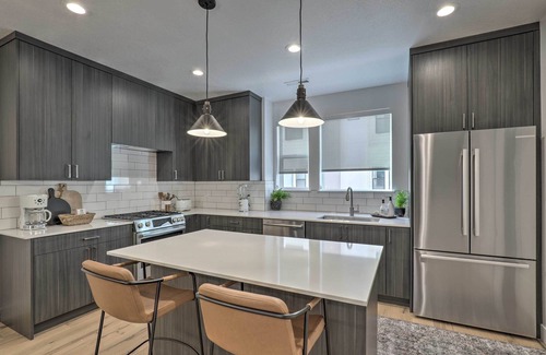 Central Business District Casa | Chic & Sunny Provo Townhome w/ Rooftop Deck!