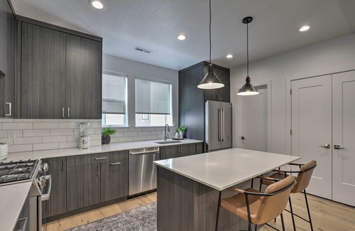 Central Business District Casa | Chic & Sunny Provo Townhome w/ Rooftop Deck!