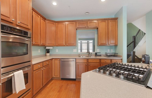 Ellicott City Casa | Chic Townhome - Garage, Chef's Kit - EZ 95 Access