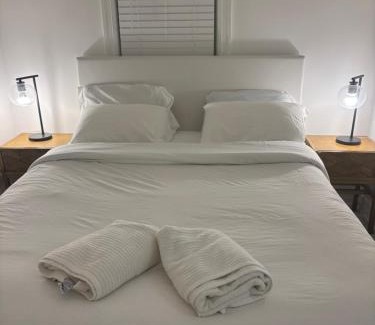 Birmingham Apartamento | Chic Trendy Two Queen Bedroom House in City of Birmingham MI