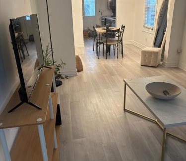 Birmingham Apartamento | Chic Trendy Two Queen Bedroom House in City of Birmingham MI