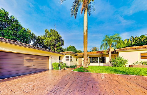 Harbor Beach Casa | Chic tropical retreat w/ private outdoor pool - walk to beach & dining