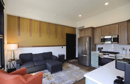 Nelson Apartamento | Chic Urban apartment at the Victorian – Steps to Dining, Shops & Farmers Market