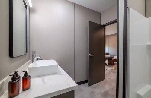 Binghamton Apartamento | Chic Urban Loft across from BU