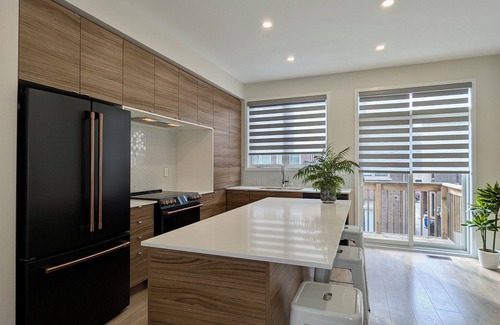 Oakville Casa | Chic Urban Stay in Oakville - 40mins to Toronto, walking distance to shops