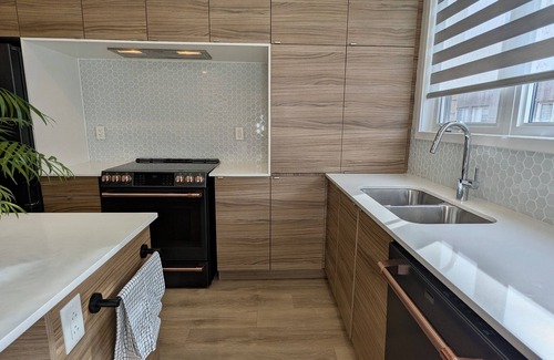 Oakville Casa | Chic Urban Stay in Oakville - 40mins to Toronto, walking distance to shops