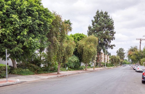 Valley Village Apartamento | Chic Valley Village 2BR w/ Pool & BBQ, near TJ & Bars, by Blueground