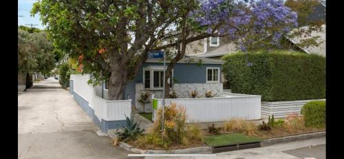 Venice Casa | Chic Venice Beach Bungalow Steps from the Canals & Beach