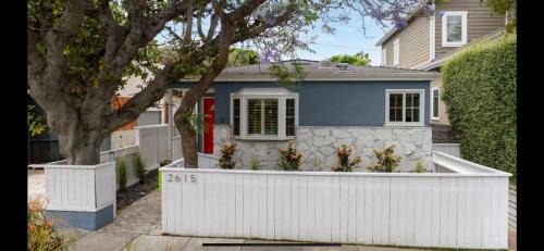 Venice Casa | Chic Venice Beach Bungalow Steps from the Canals & Beach