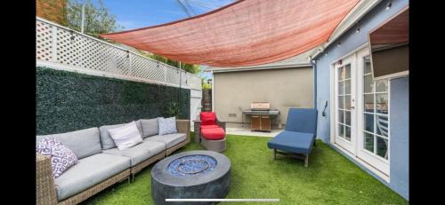 Venice Casa | Chic Venice Beach Bungalow Steps from the Canals & Beach