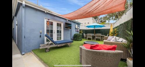 Venice Casa | Chic Venice Beach Bungalow Steps from the Canals & Beach
