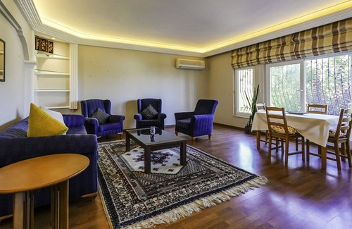 Alanya Apartamento | Chic Villa w a Fireplace, Pool, Terrace in Alanya