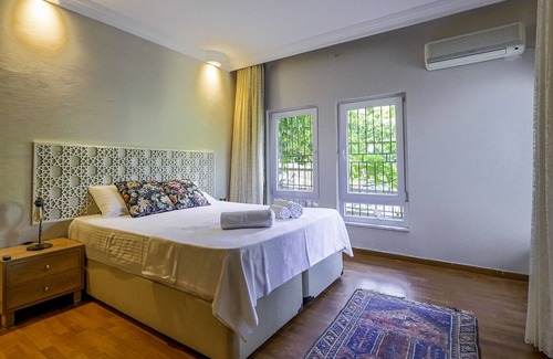 Alanya Apartamento | Chic Villa w a Fireplace, Pool, Terrace in Alanya
