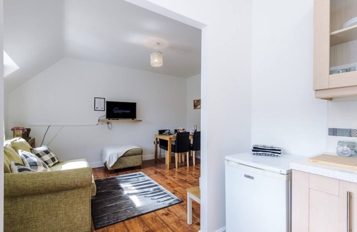 Golborne Casa | Chic Warrington House with Parking | Full Equipped