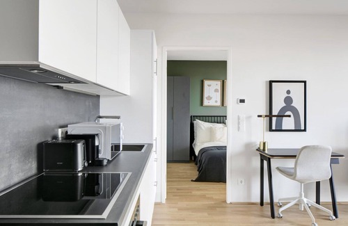 Favoriten Apartamento | Chic Wieden 1BR w/ Balcony, Gym, Elevator, walk to U-Bahn, by Blueground