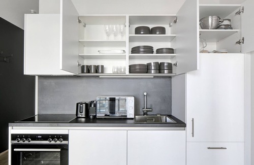 Favoriten Apartamento | Chic Wieden 1BR w/ Balcony, Gym, Elevator, walk to U-Bahn, by Blueground