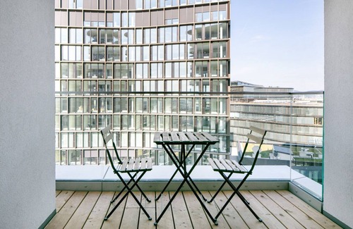 Favoriten Apartamento | Chic Wieden 1BR w/ Balcony, Gym, Elevator, walk to U-Bahn, by Blueground