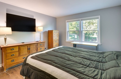 Norwood Park West Condominio | Chicago Condo < Half-Mi to Ascension Resurrection!