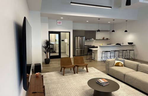 Ranch Triangle Apartamento | Chicago Shared Living Space with Office Space
