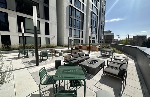 Ranch Triangle Apartamento | Chicago Shared Living Space with Office Space